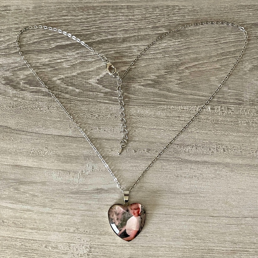 Heart-Shaped Silver Photo Pendant Necklace Marilyn Monroe - Picture 5 of 6